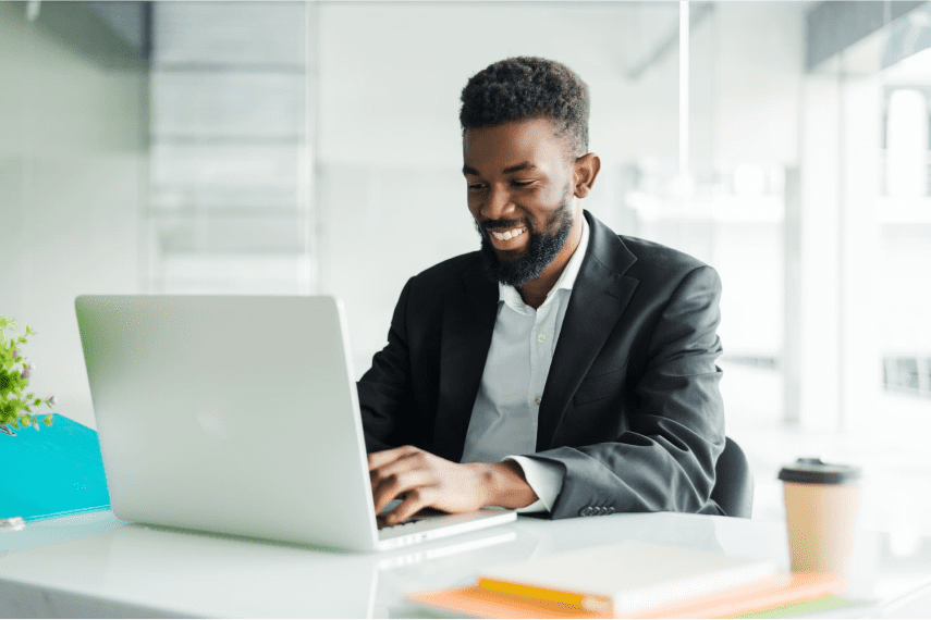 homem em escritorio corporativo mexendo no computador ecommerce