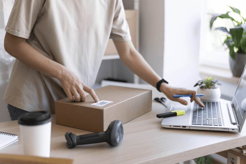 homem preparando pacotes de venda online para expedicao automatizada