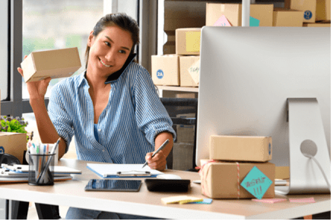mulher asiatica organizando expedicao de pedidos online em escritorio